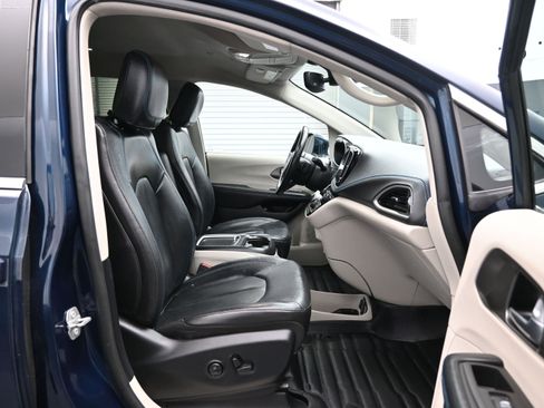 Used 2021 Chrysler Pacifica Touring-L FWD image 13