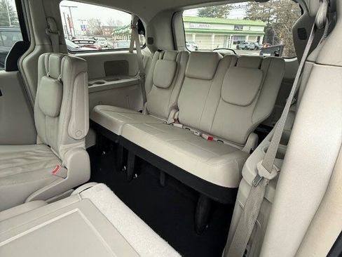 Used 2013 Chrysler Town & Country Touring image 16