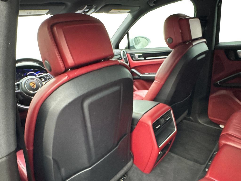 Used 2022 Porsche Cayenne w/ Premium Package AWD/4WD image 35