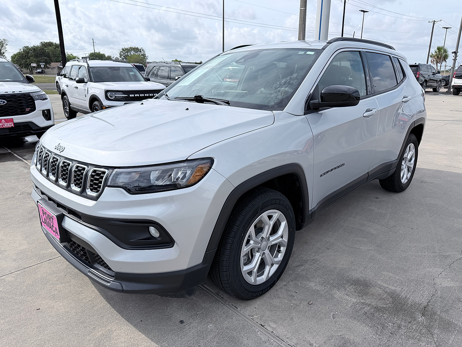 Used 2024 Jeep Compass Latitude AWD/4WD image 3
