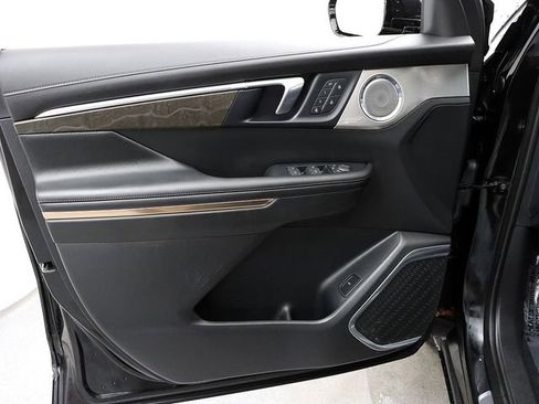 Certified 2025 Buick Enclave Avenir image 25