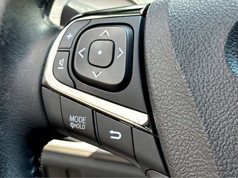 Used 2015 Toyota Avalon XLE image 11