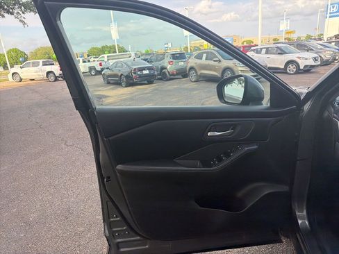 Used 2025 Nissan Rogue SV image 7