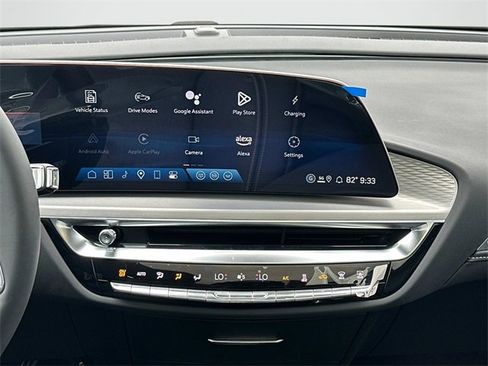 Used 2025 Cadillac Lyriq Luxury image 3