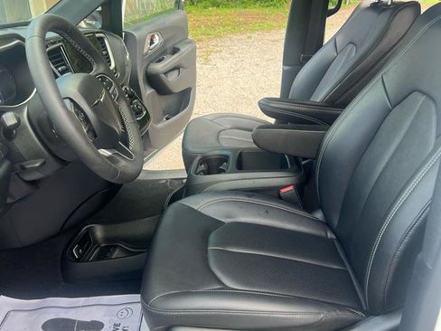 Used 2026 Chrysler Pacifica Select FWD image 7