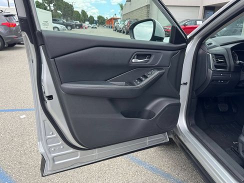Used 2025 Nissan Rogue SV FWD image 15
