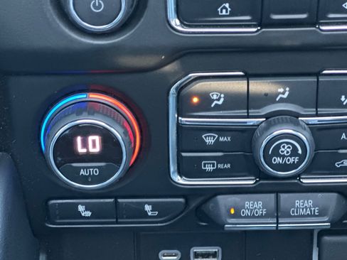 Used 2021 Chevrolet Tahoe Z71 w/ Rear Media and Nav Package image 28