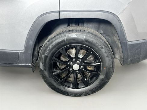 Used 2019 Jeep Cherokee Latitude w/ Popular Appearance Group AWD/4WD image 11