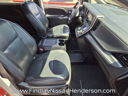 Used 2018 Toyota Sienna SE Premium w/ Carpet Mat Package FWD image 18