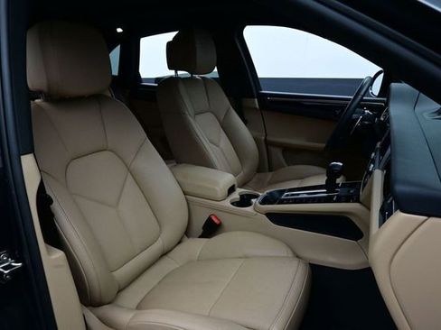 Certified 2025 Porsche Macan AWD/4WD image 18