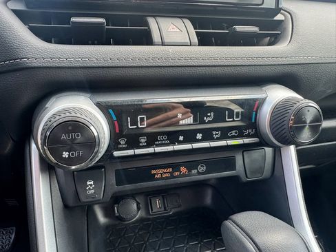 Used 2021 Toyota RAV4 LE AWD/4WD image 19
