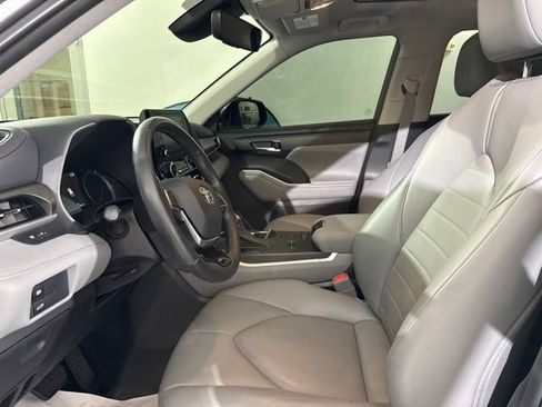Used 2021 Toyota Highlander XLE FWD image 20