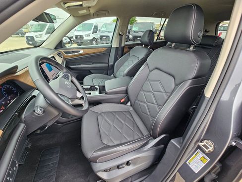 Used 2025 Volkswagen Atlas SE image 15