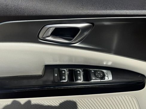 Used 2022 Kia Carnival LX FWD image 16