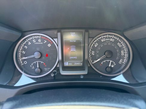 Used 2020 Toyota Tacoma TRD Off-Road w/ Technology Package AWD/4WD image 11