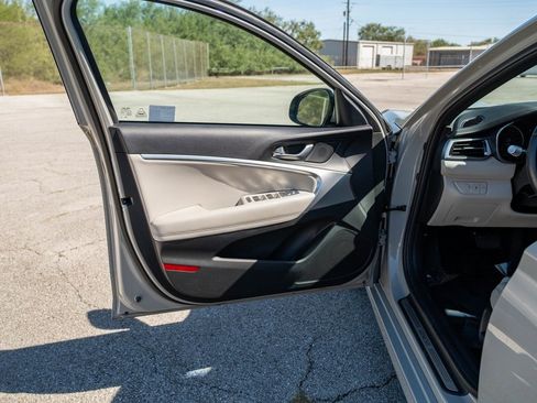 Used 2025 Genesis G70 2.5T image 12