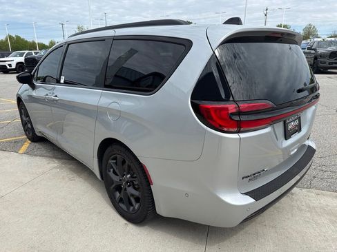 Used 2023 Chrysler Pacifica Limited w/ S Appearance Package FWD image 7