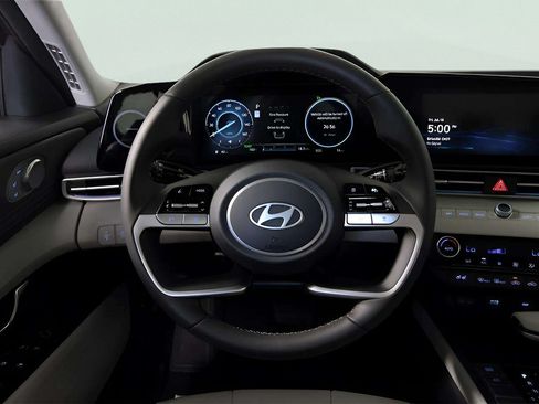 Used 2025 Hyundai Elantra Limited FWD image 28