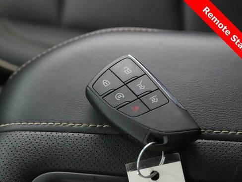 Used 2023 GMC Yukon SLT w/ SLT Premium Package image 3