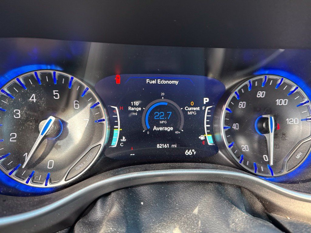 Used 2023 Chrysler Pacifica Touring-L AWD/4WD image 5
