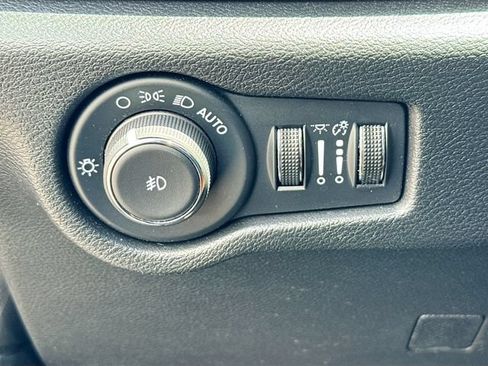 Used 2024 Chrysler Pacifica Pinnacle FWD image 14