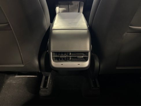 Used 2022 Tesla Model Y Long Range image 37