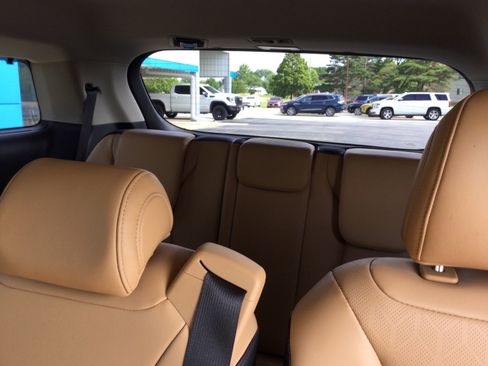 Used 2024 Kia Carnival EX FWD image 10