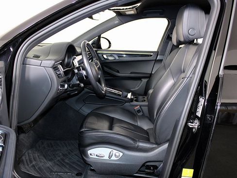 Certified 2023 Porsche Macan image 6