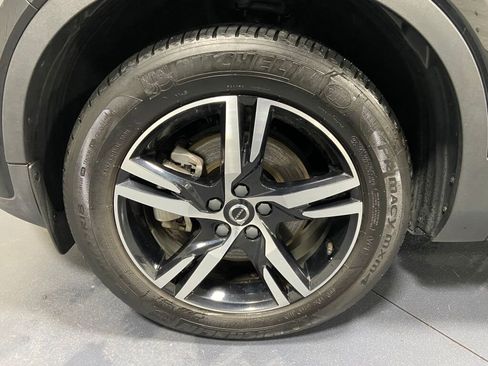 Used 2023 Volvo XC40 B5 Plus image 5