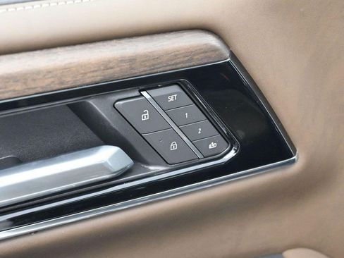Used 2025 GMC Yukon Denali Ultimate AWD/4WD image 10
