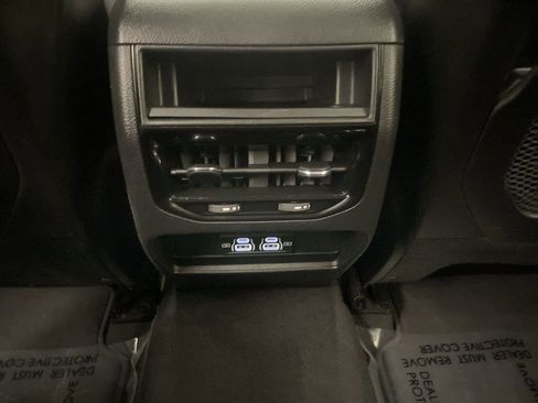 Used 2023 Jeep Grand Cherokee Laredo image 15