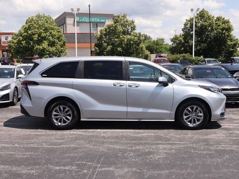 Used 2024 Toyota Sienna LE FWD image 5
