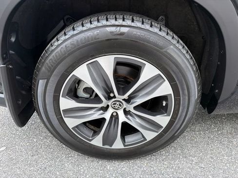 Used 2023 Toyota Highlander XLE AWD/4WD image 29