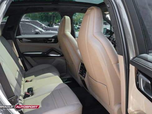 Used 2019 Porsche Cayenne Turbo w/ Premium Plus Package AWD/4WD image 37
