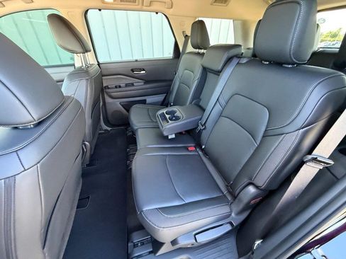 Used 2025 Nissan Pathfinder SL FWD image 18