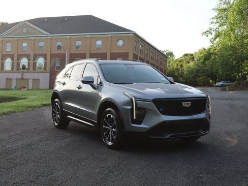 Used 2024 Cadillac XT4 Sport w/ Technology Package FWD image 9