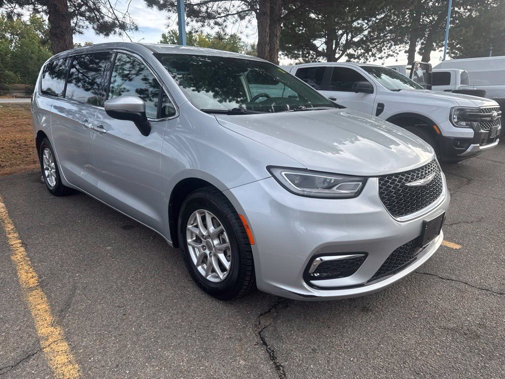 Used 2023 Chrysler Pacifica Touring-L FWD image 5