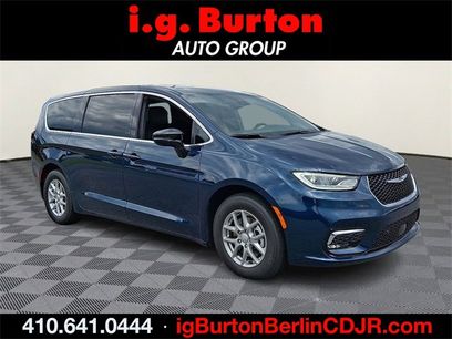 New 2025 Chrysler Pacifica Select