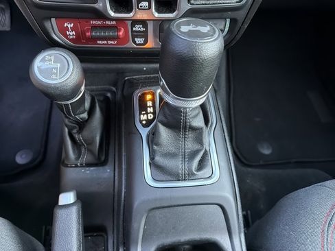 Used 2025 Jeep Wrangler Rubicon image 23