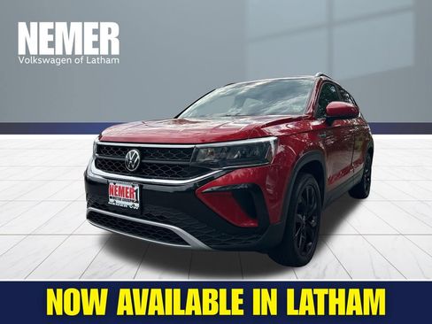 Used 2022 Volkswagen Taos SE FWD image 1