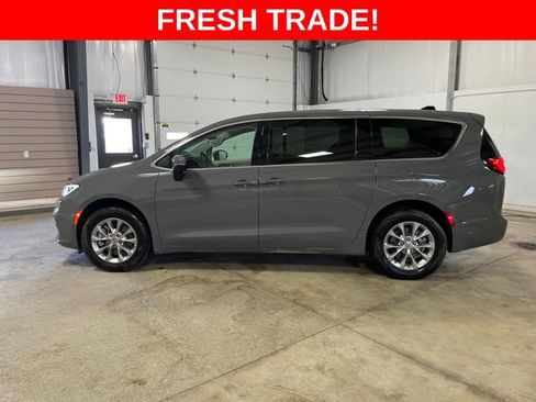 Used 2023 Chrysler Pacifica Touring-L AWD/4WD image 2