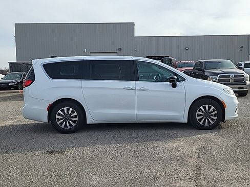 Used 2024 Chrysler Pacifica Select image 2