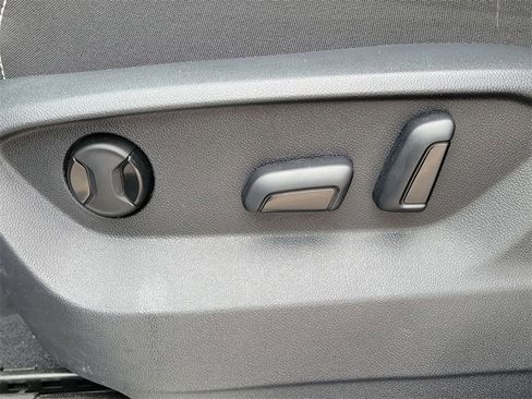 Used 2025 Volkswagen Atlas SE image 17