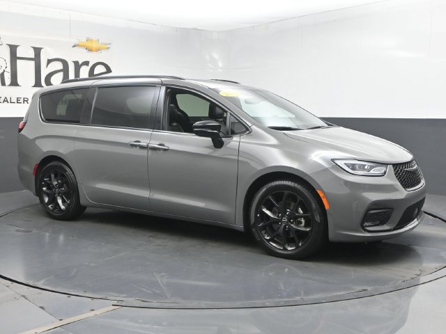 Used 2025 Chrysler Pacifica Limited FWD image 6