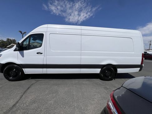 Used 2021 Freightliner Sprinter 2500 RWD image 5