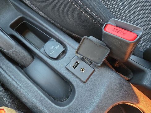 Used 2016 Nissan Versa SV image 27