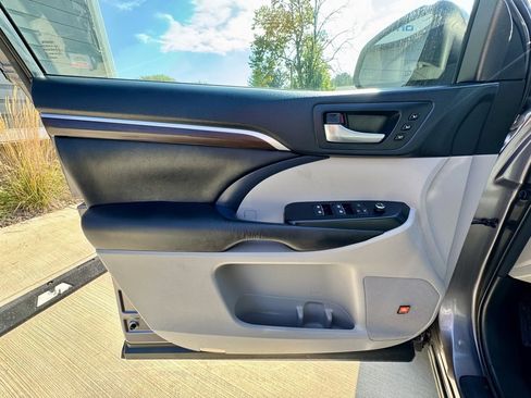 Used 2016 Toyota Highlander Limited image 28