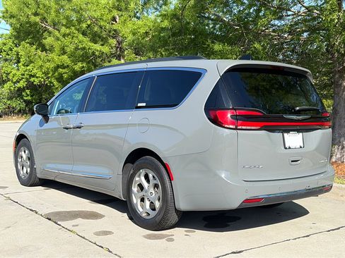 Used 2023 Chrysler Pacifica Limited FWD image 28