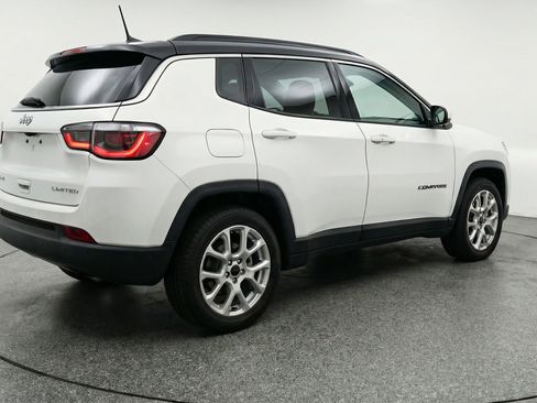 Used 2025 Jeep Compass Limited image 9