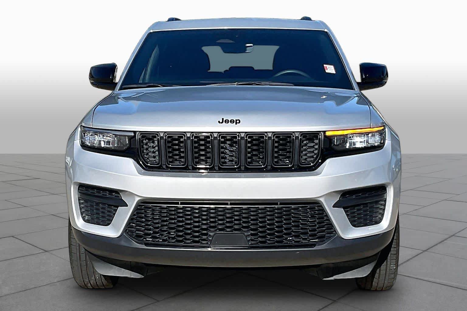 Used 2025 Jeep Grand Cherokee Altitude AWD/4WD image 4